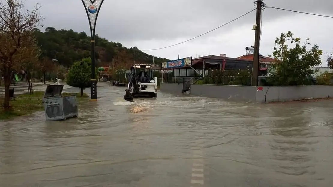 Marmara ve Avşa Adası'nda şiddetli sağanak yağış hayatı olumsuz etkiledi