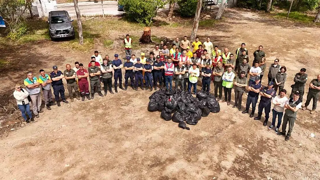Marmaris 'Orman benim ' diyerek bir saatte bir römork dolusu çöp topladı