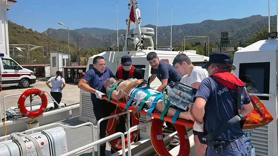 Marmaris açıklarında rahatsızlanan iki kişiye Sahil Güvenlikten tıbbi tahliye