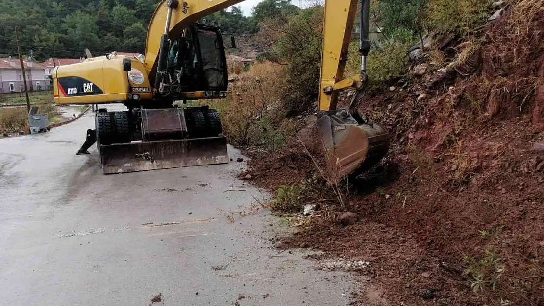 Marmaris Belediyesi ekiplerinin yağmur mesaisi