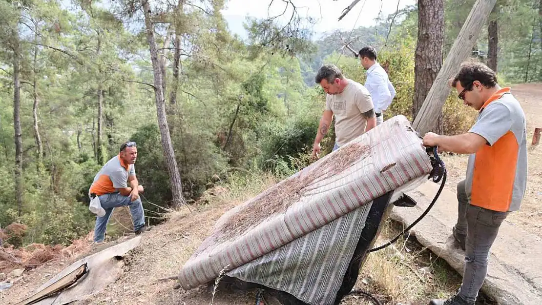 Marmaris Belediyesi'nden karayolu kenarında temizlik çalışması