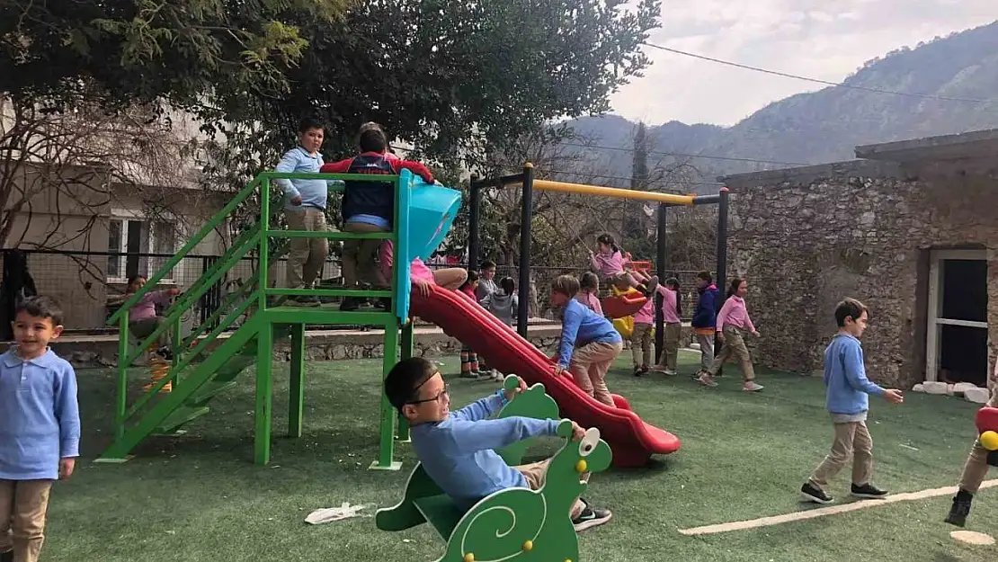 Marmaris Belediyesi okul bahçelerine çocuk parkı yapımını sürdürüyor
