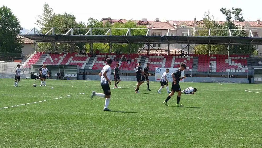 Marmaris'te 14.Uluslarası Junior Cup Futbol Turnuvası'nın ikinci etabı Vali Akbıyık'ın başlangıç vuruşu ile başladı