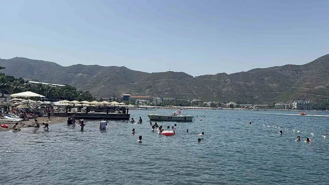 Marmaris'te bayram sıcaklığı: Tatilciler sahillere akın etti
