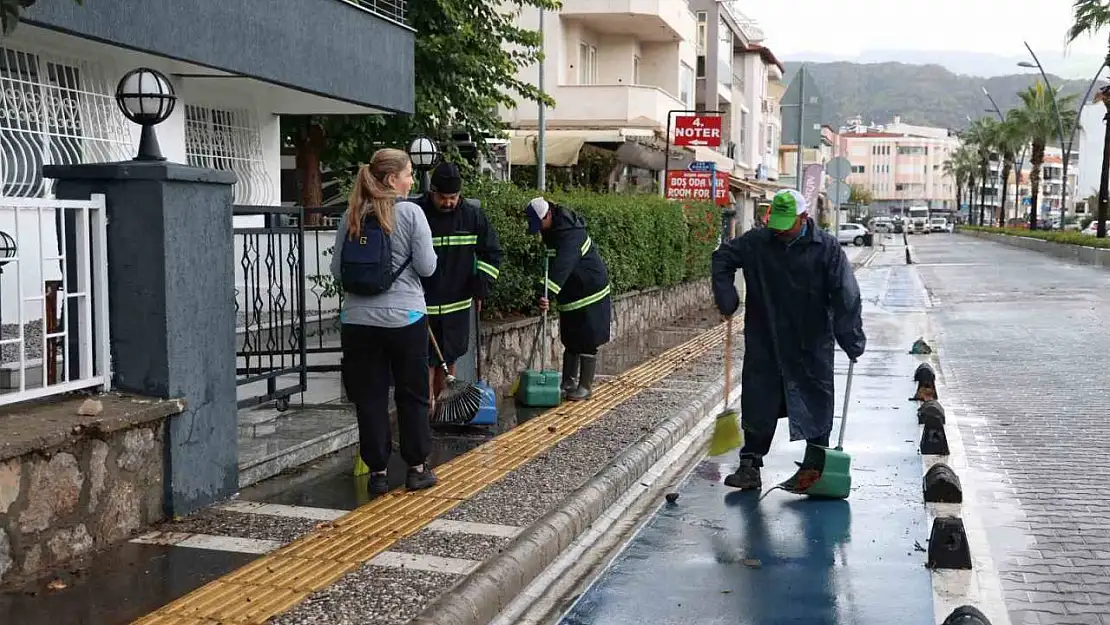 Marmaris'te belediye ekiplerinin yağmur mesaisi sürüyor