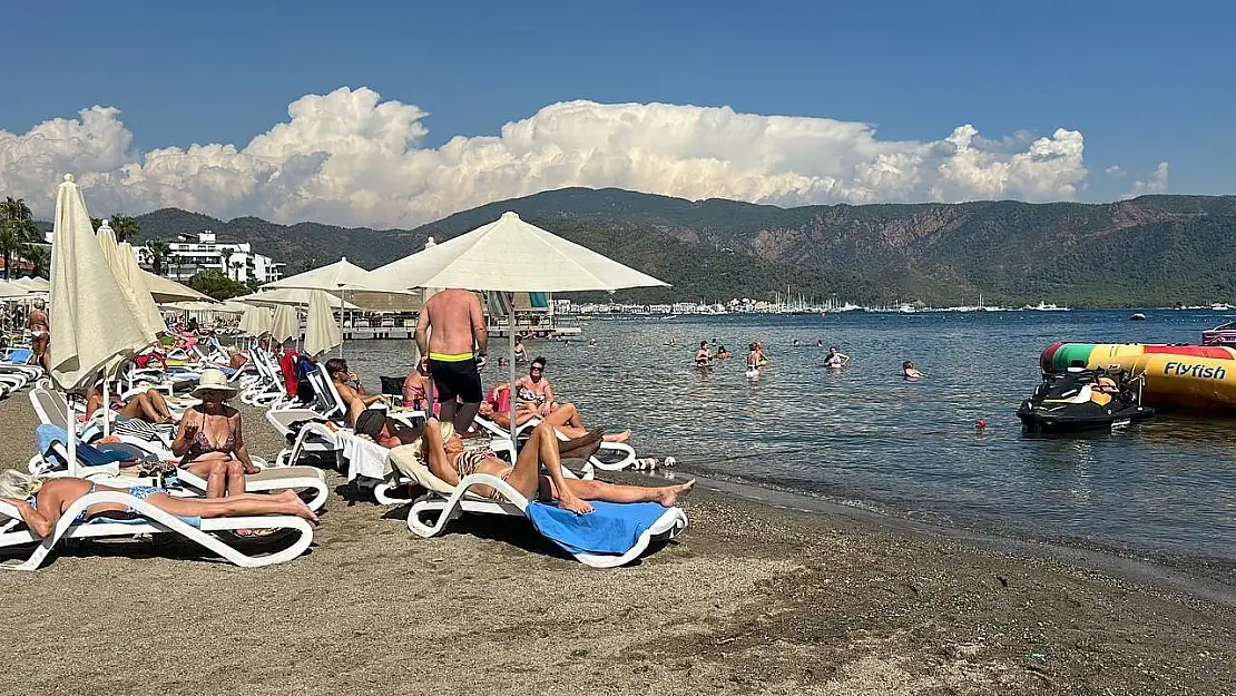 Marmaris'te denizin keyfini turistler çıkarıyor