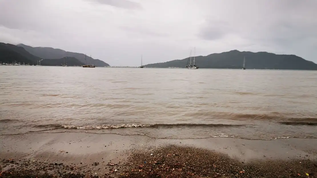 Marmaris'te denizin rengi kahverengiye döndü