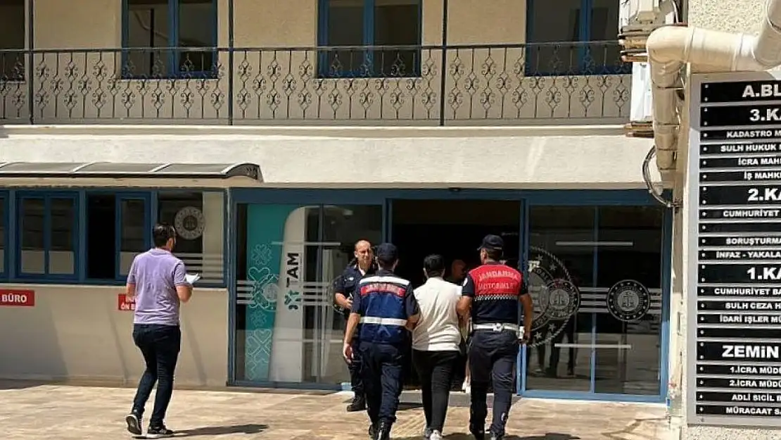 Marmaris'te dolandırıcı kadın, erkek kılığında yakalandı