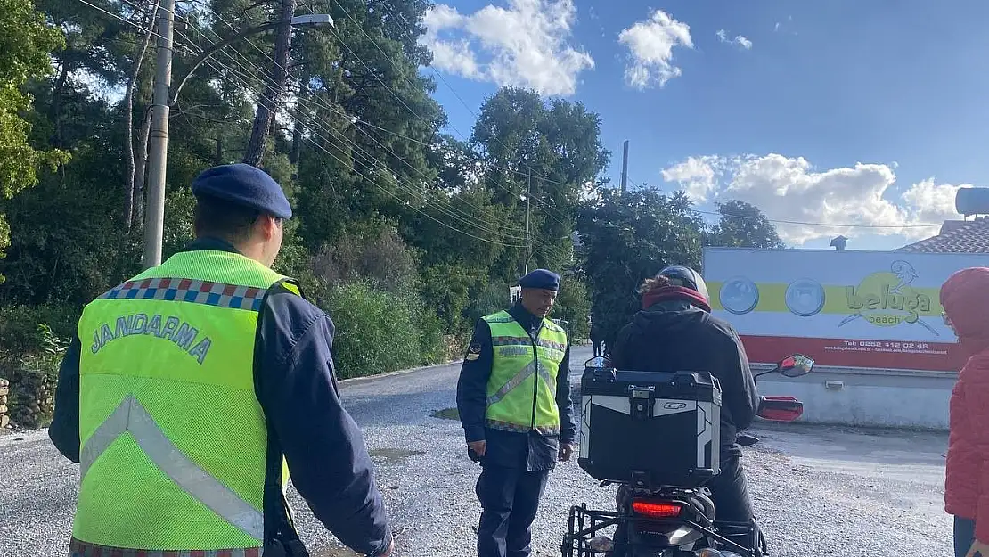 Marmaris'te jandarma trafik denetimlerine hız kesmeden devam ediyor