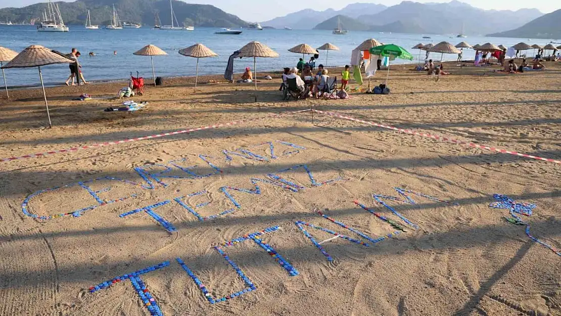 Marmaris'te plastik kapaklarla çevre mesajı verildi