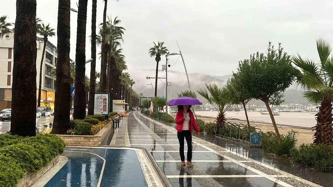 Marmaris'te sağanak yağış etkisini sürdürüyor