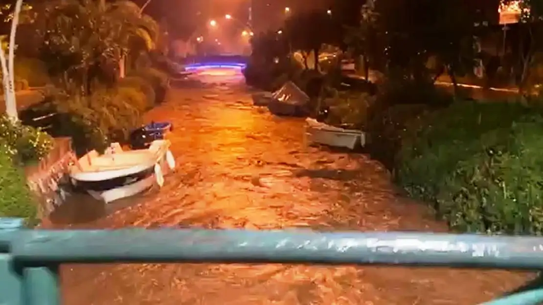 Marmaris'te sağanak yağış etkili oldu, yollar göle döndü