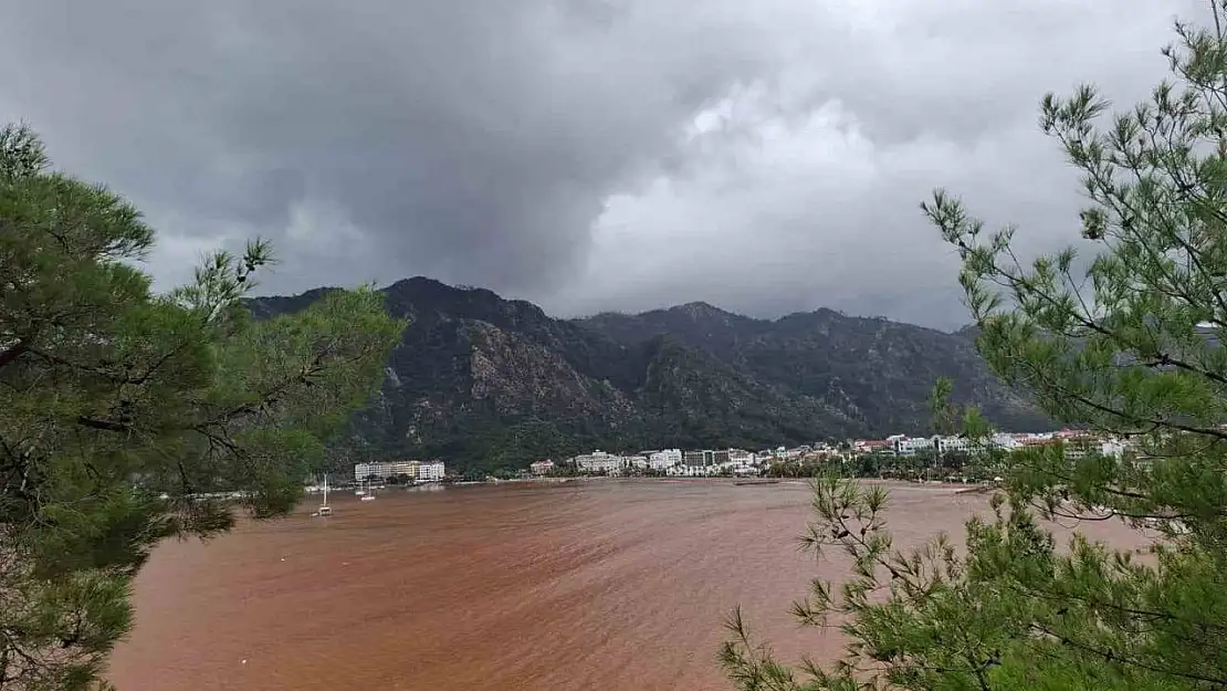 Marmaris'te sağanak yağışla sokaklar dereye, denizin rengi kahverengiye döndü