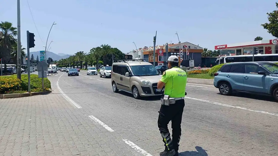 Marmaris'te tatilciler dönüş yolunda: Trafik yoğunluğu devam ediyor