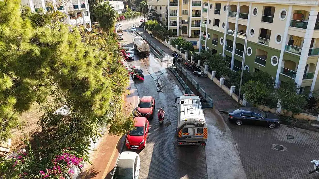 Marmaris'te temizlik çalışmaları sürüyor