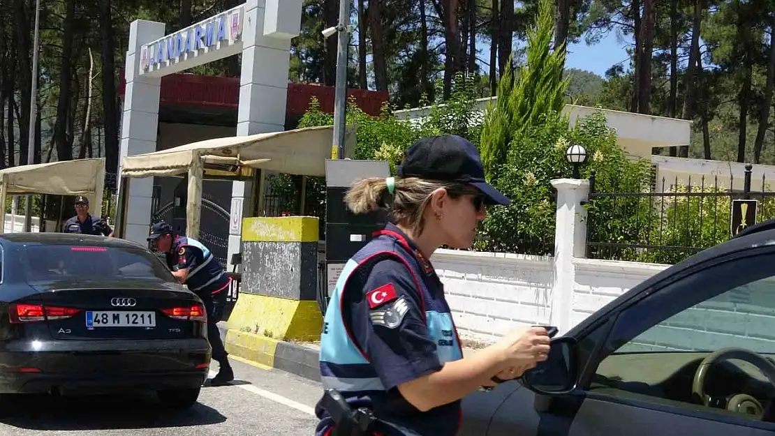 Marmaris ve Datça'ya 24 saatte 50 bin araç girdi