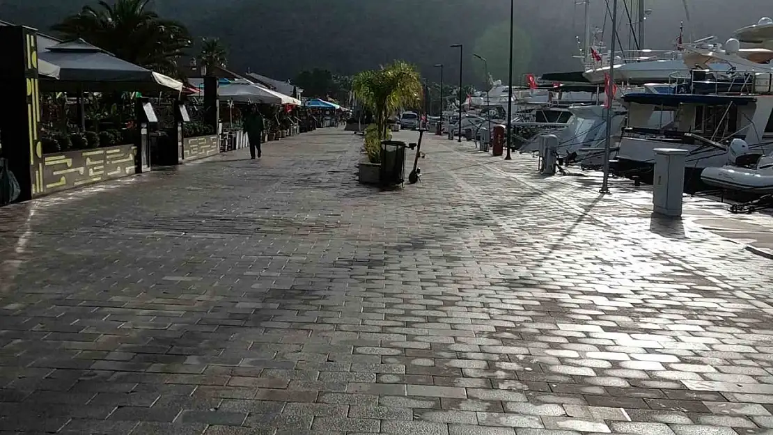 Marmaris Yat Limanı'na temizlik çalışması yapıldı