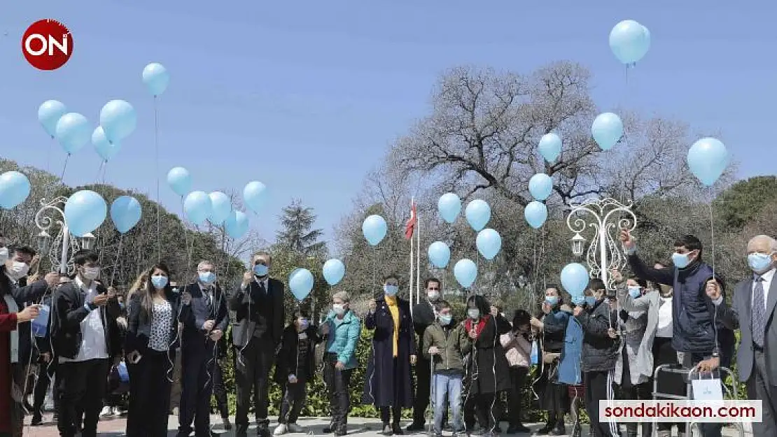 Mavi balonlarla otizme dikkat çektiler