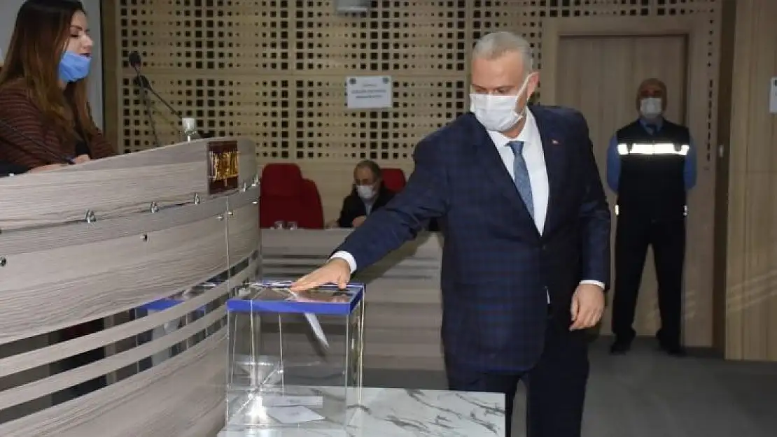 Menemen Belediye Başkanı Serdar Aksoy'un tutuklanmasının ardından Millet İttifakı adayı Deniz Karakurt, kura ile başkan vekili olmuştu. Cumhur İttifakı adayı Aydın Pehlivan'ın İzmir 2'nci İdare Mahkemesine giderek seçime itiraz etmesi sonucu yeniden yapıl