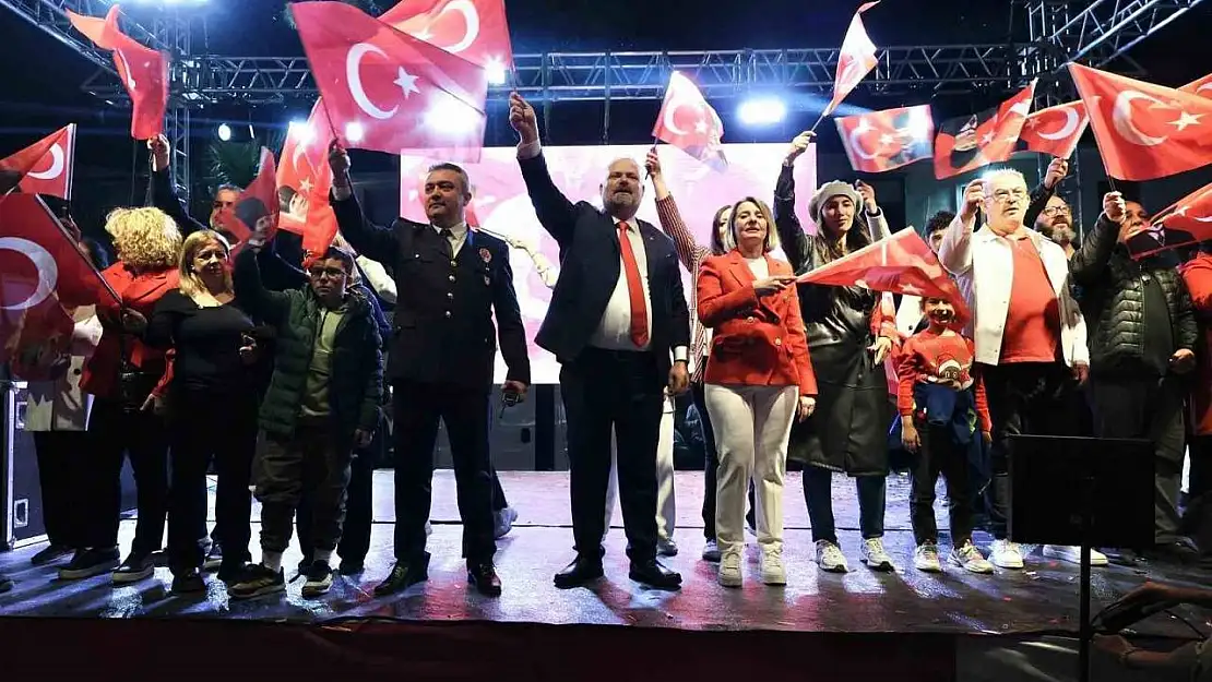 Menemen'de binler, cumhuriyet aşkıyla yürüdü