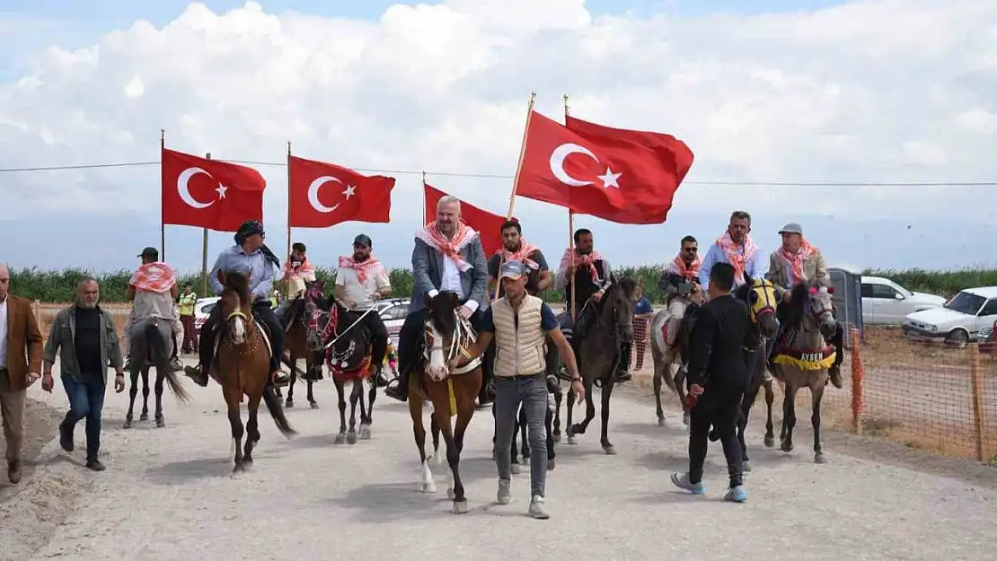 Menemen'de rahvan at yarışları heyecanı