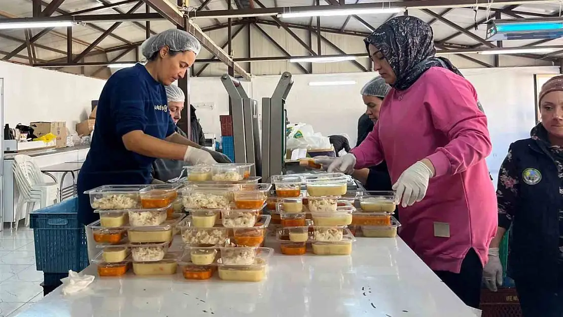 Menemen'in kazanlarında bereket ve dayanışma kaynıyor