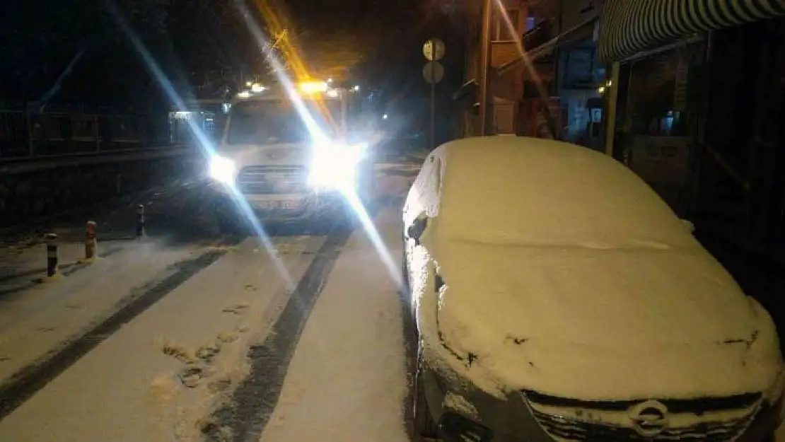 Menteşe Belediye ekiplerinden kar mesaisi