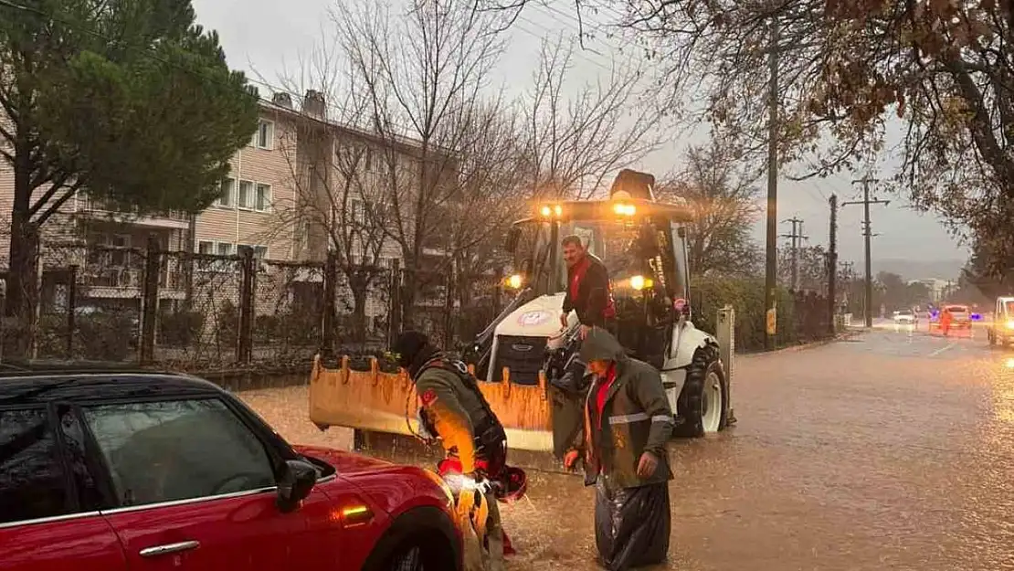 Menteşe Belediyesi ekiplerinden yağmur mesaisi