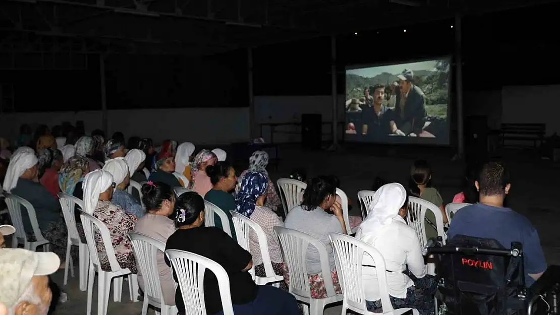 Menteşe'de açık hava sinema günleri Çamoluk Mahallesi'nde başladı