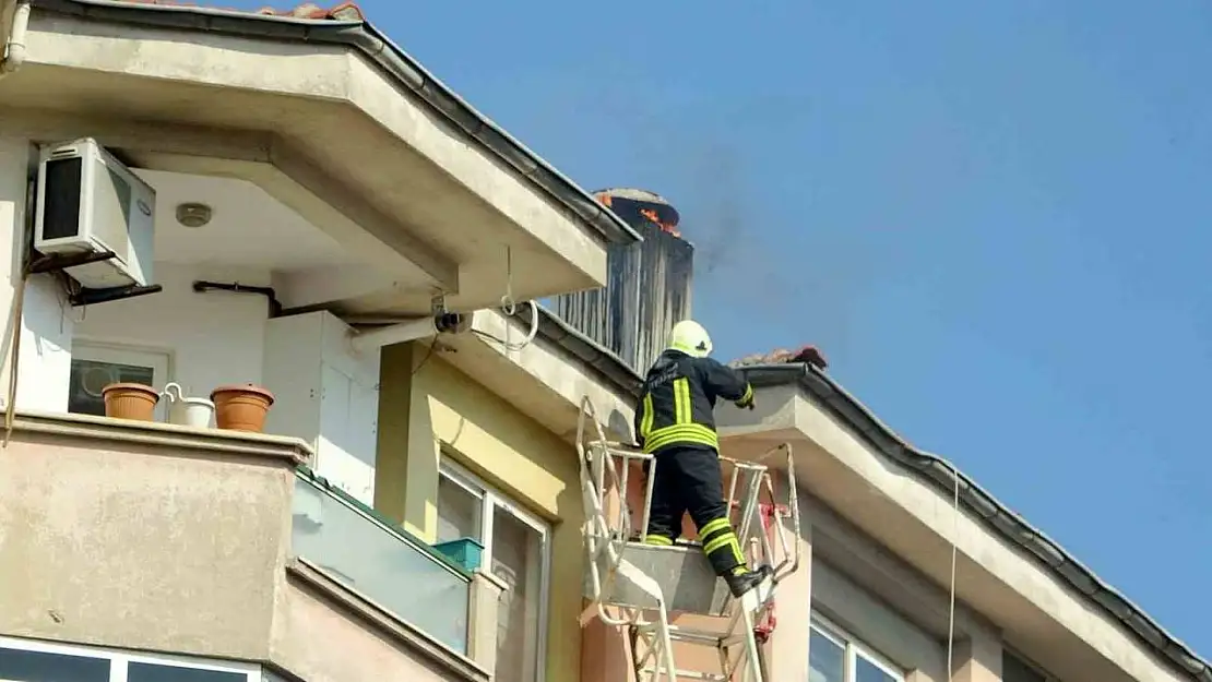 Menteşe'de apartman bacasında çıkan yangın paniğe neden oldu