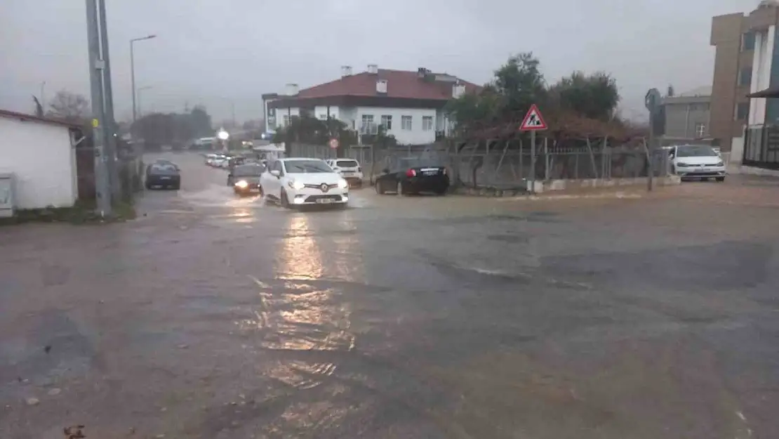 Menteşe'de sağanak yağış hayatı olumsuz etkiledi