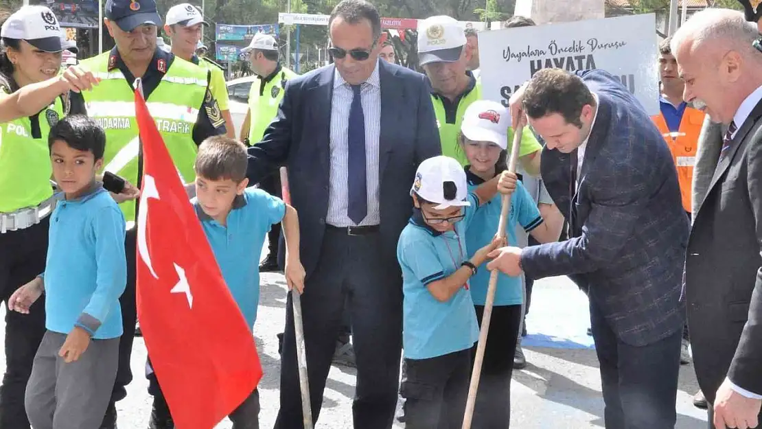 Menteşe'de yaya geçitleri kırmızıya boyandı
