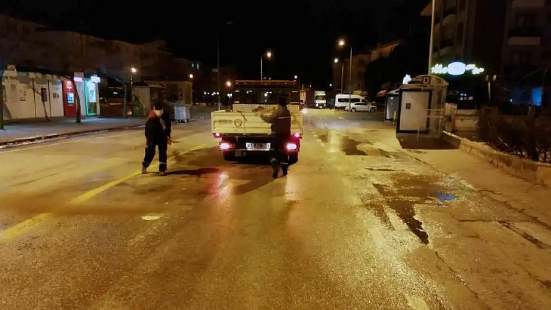 Menteşe'nin sokak ve caddelerinde tuzlama çalışması