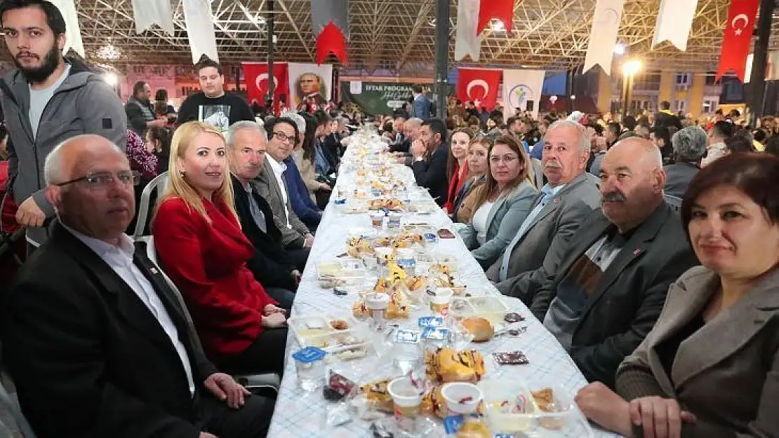 Merkezefendi'de binlerce kişi aynı sofrada oruç açtı