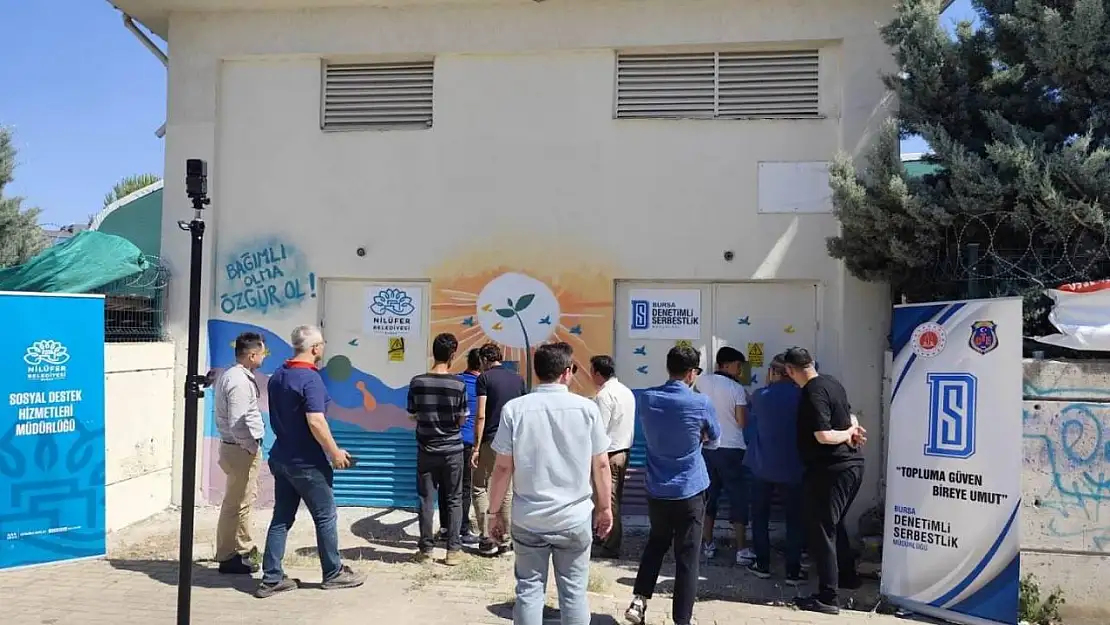 Mesajlarını grafiti çalışması ile verdiler