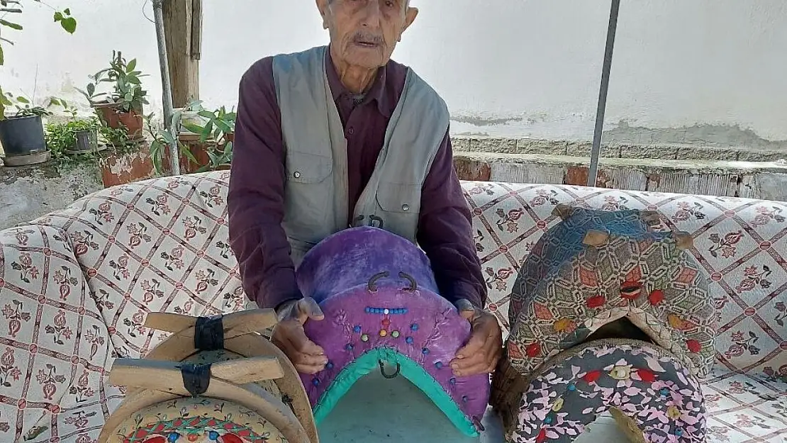 Mesleğini hediyelik semer yaparak yaşatıyor