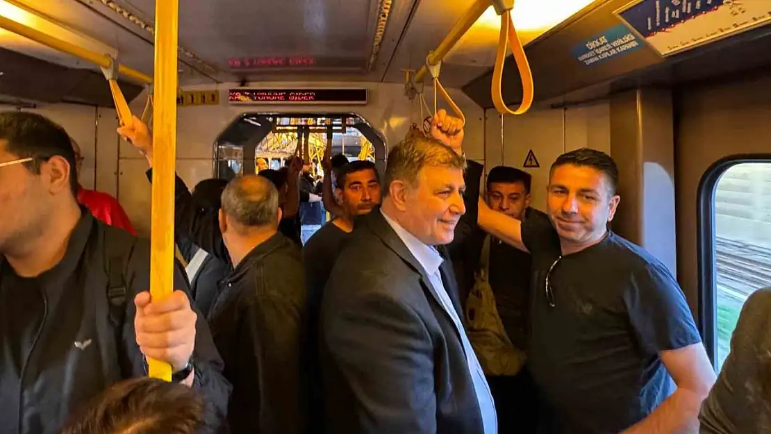Metroda Başkan Tugay'ı görenler önce şaşırdı sonra fotoğraf çektirdi