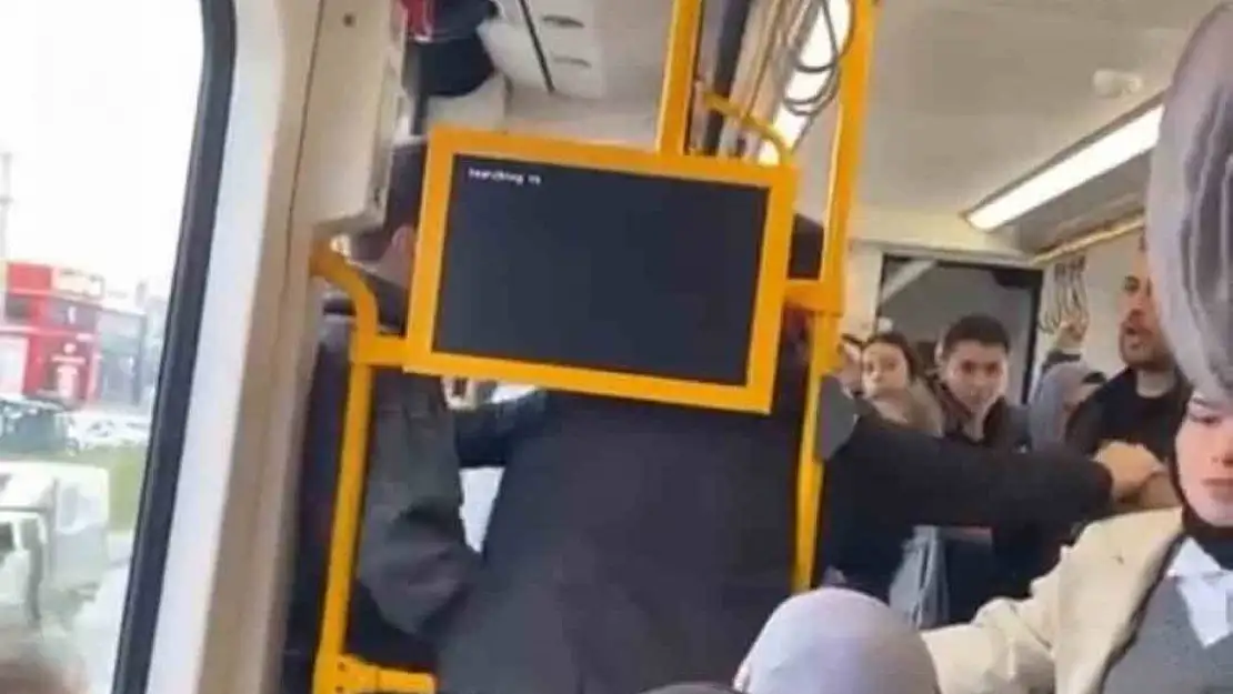 Metroda tartıştığı kişiye tekme atıp küfür etti