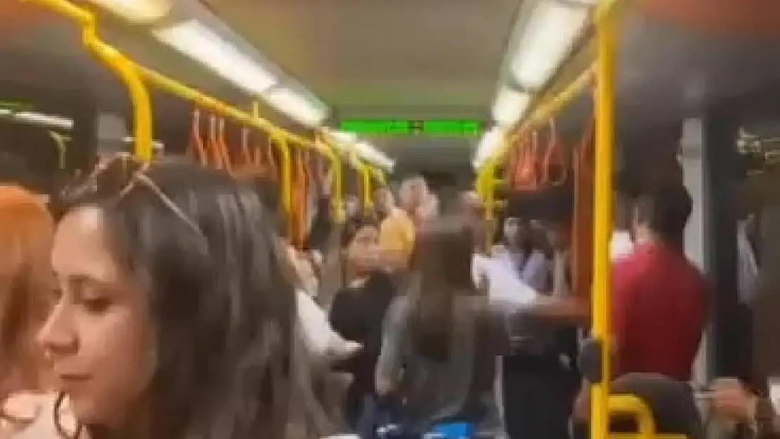 Metroda yer verme kavgası kamerada