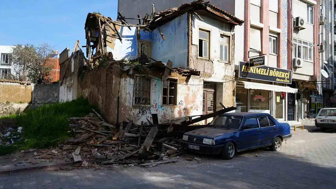 Metruk bina park halindeki otomobilin üzerine çöktü