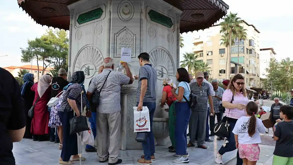 Mevlid Kandili'nde Osmanlı Çeşmesi'nden şerbet aktı