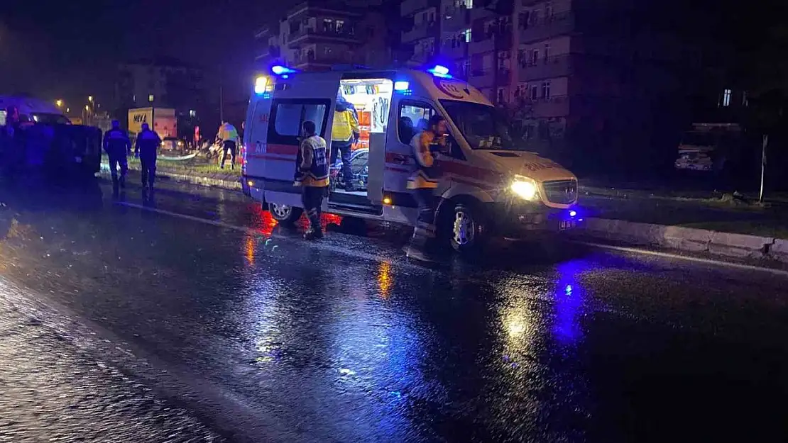 Milas'ta direğe çarpan otomobil takla attı: 2 yaralı