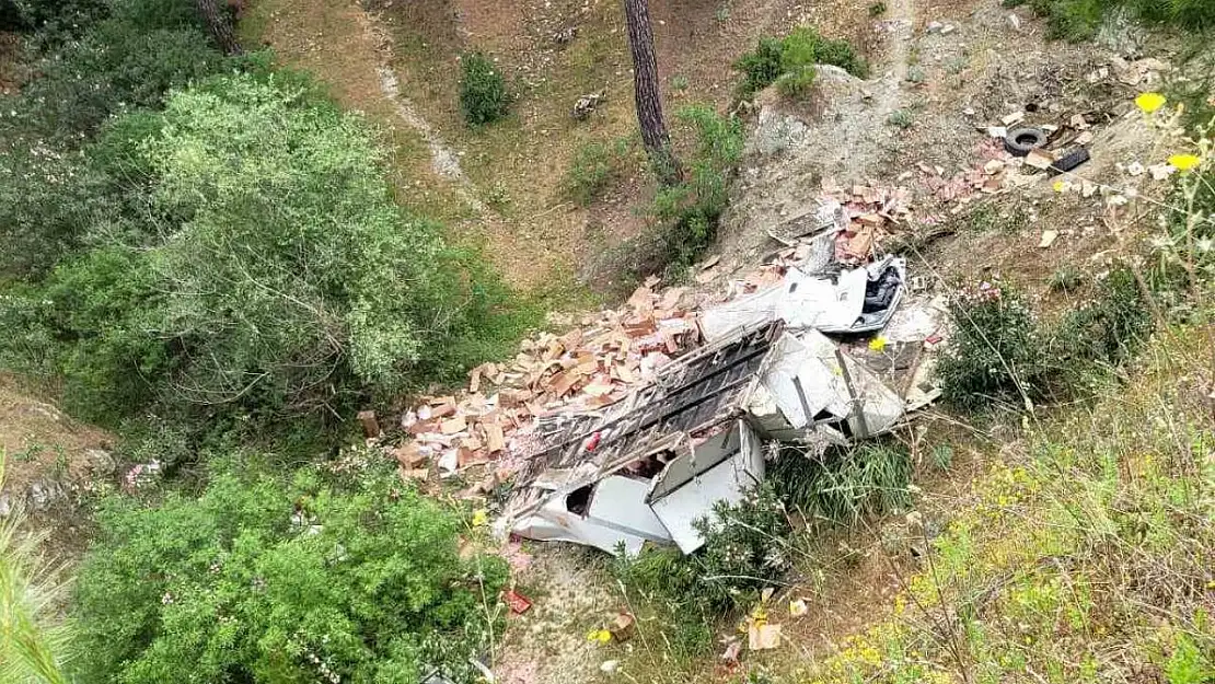 Milas'ta tır uçuruma yuvarlandı: 1 ölü