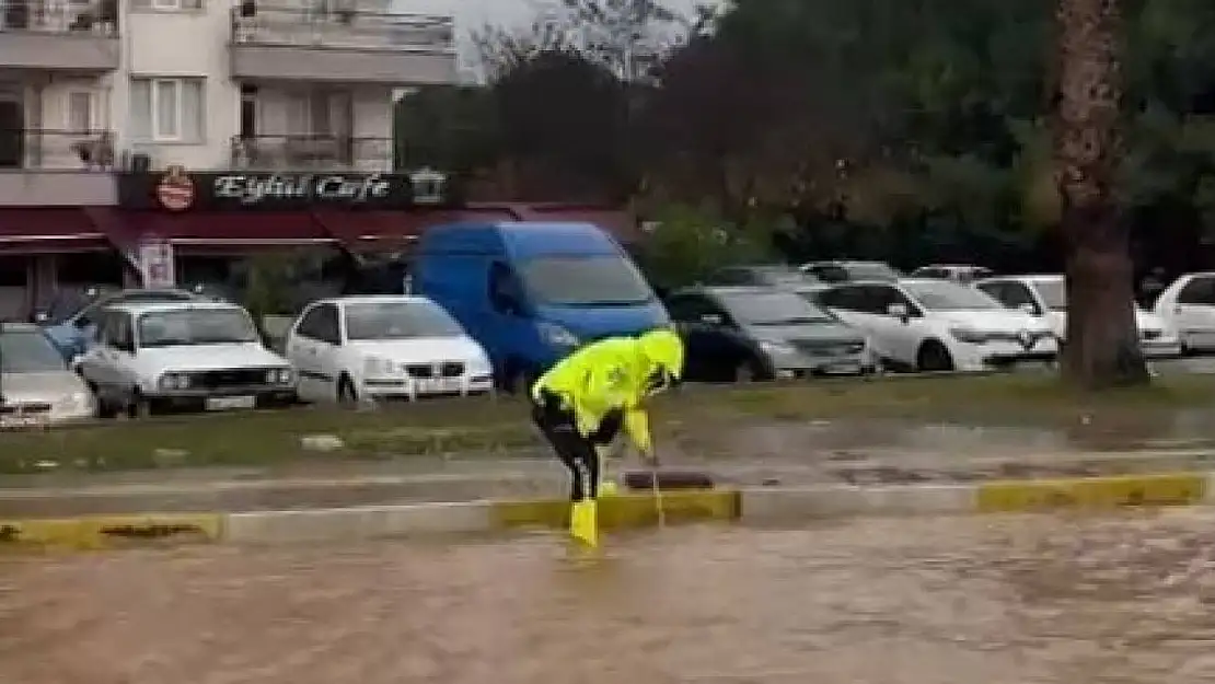 Milas'ta trafik ekipleri sağanak yağışta vatandaşların yardımına koştu