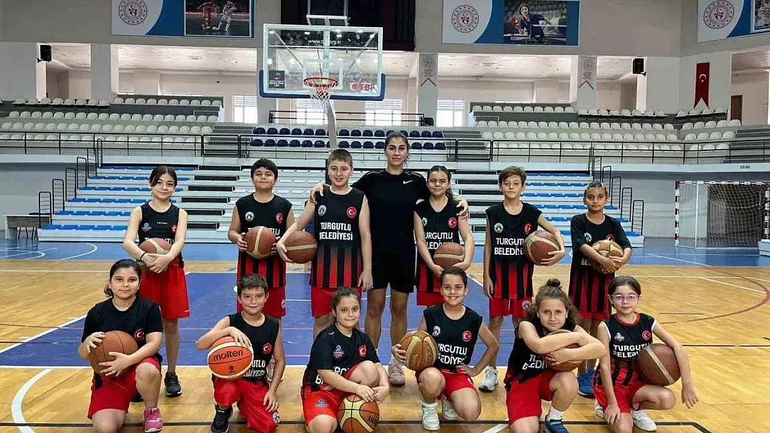 Milli Basketbolcu Manolya Kurtulmuş'tan kariyerine adım attığı Turgutlu Belediyespor'a ziyaret