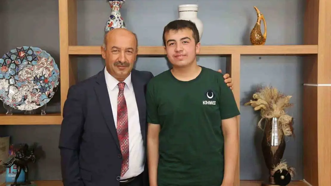 Milli Eğitim Müdürü Başyiğit'ten LGS Türkiye Birincisi Enes Malik Önsay'a tebrik ve destek