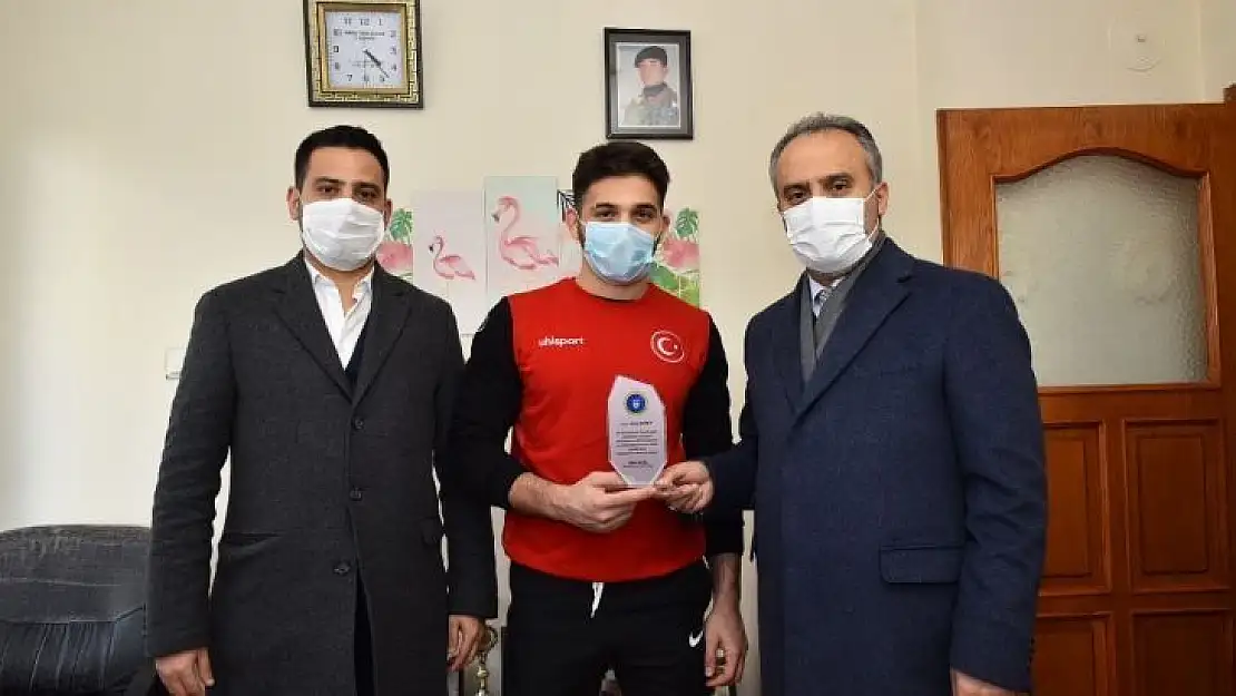 Milli güreşçiye  moral ziyareti