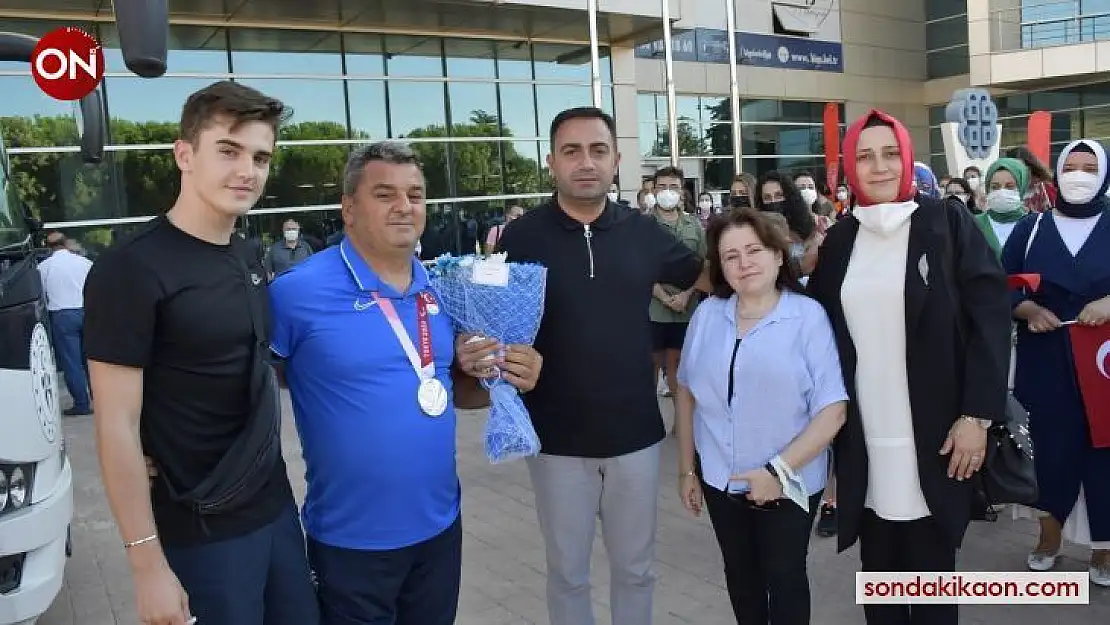 Milli Sporcu Korkmaz Biga'da coşkuyla karşılandı