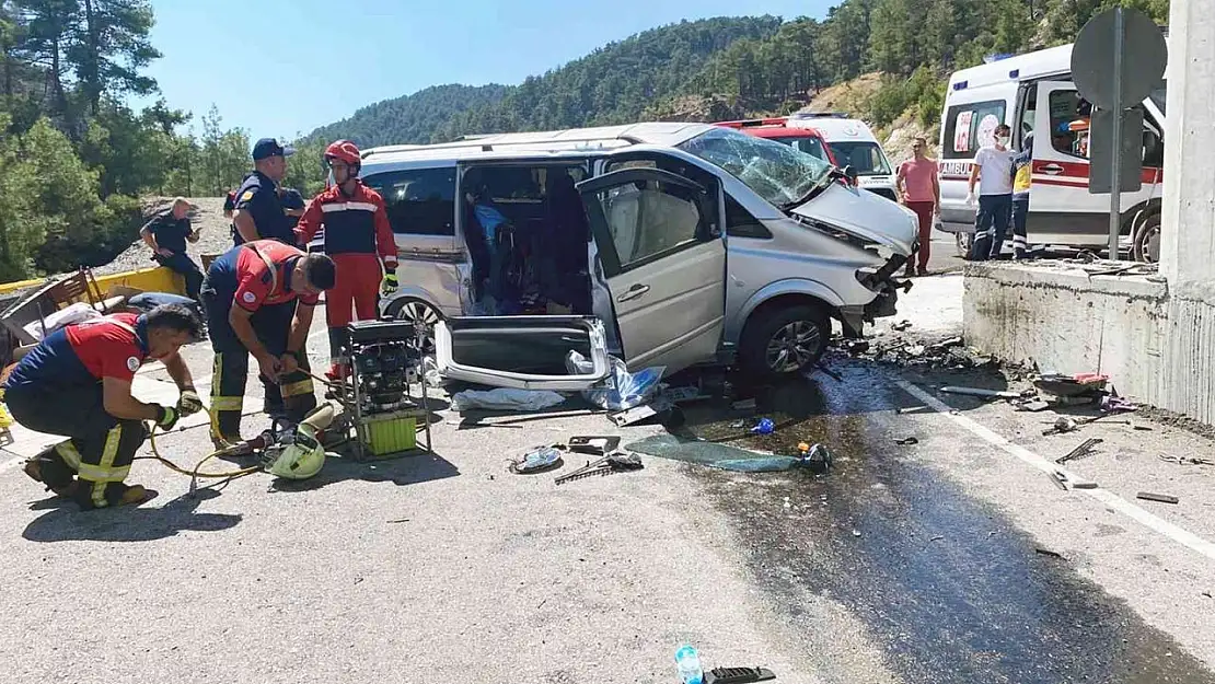 Minibüs beton bariyere çarptı: 2 ölü, 2 yaralı