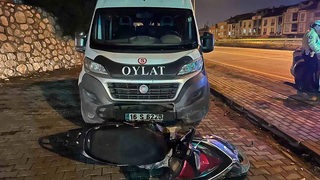 Minibüs ile motosiklet kafa kafaya çarpıştı: 1 ağır yaralı